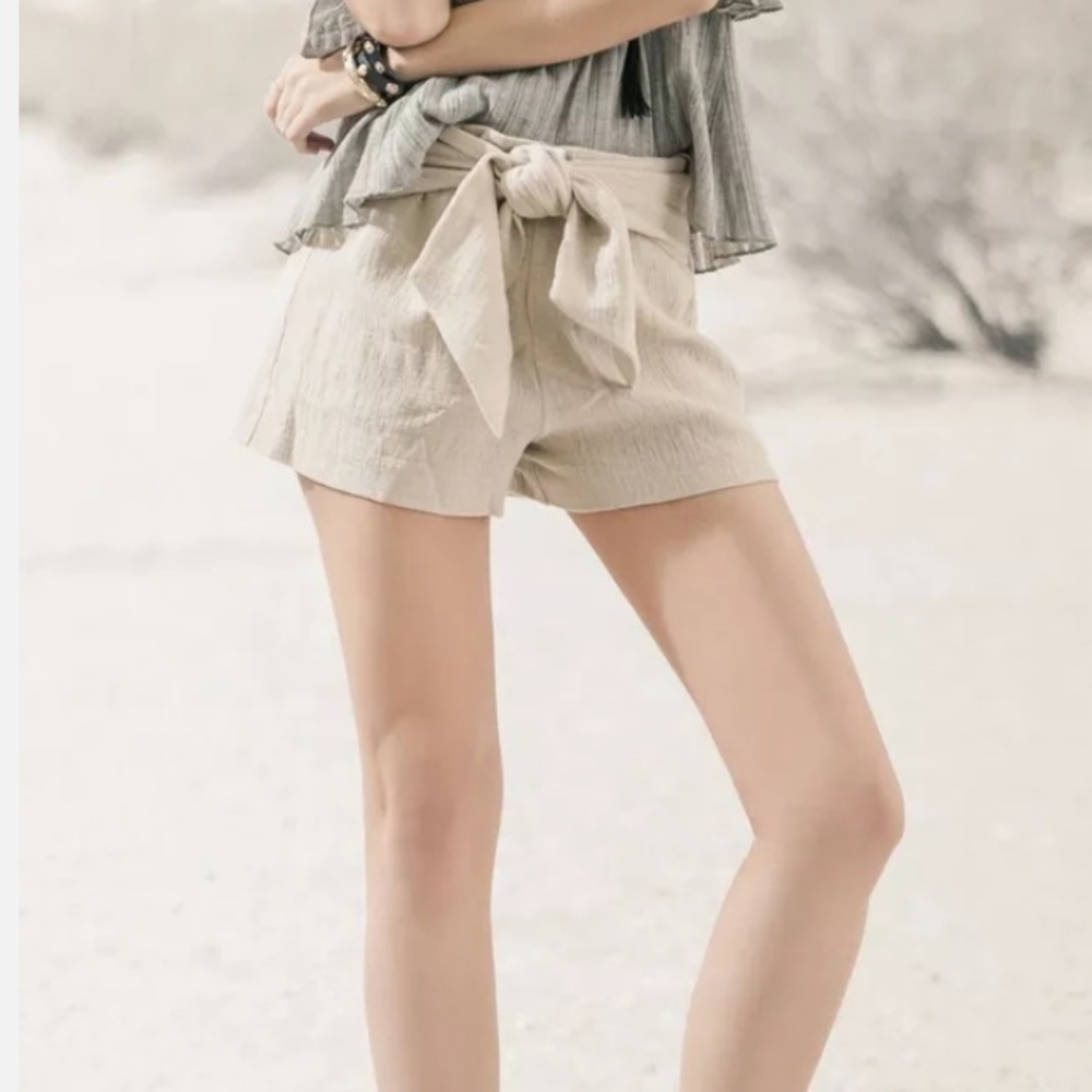 Moon River tan linen tie waist shorts size XS